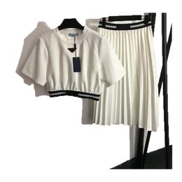 Frauen Zweiteiler Kleid T-Shirt Kleid Set Dreieck Brief Hüfte Kurzarm Rundhals Set Stil Plissee Kleid Damenmode Klassisch Hochwertige Kleidung Größe S-L