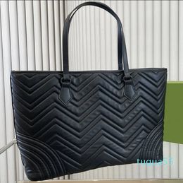 Designer-Fashion Bag Versatile Women's Handbag Classic Wave Pattern Design Metal Logo Large Capacity Tote Bag