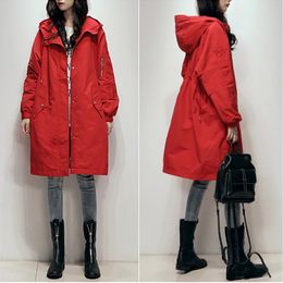 Kvinnors dike rockar Casual Hood Coat Kvinnor Medium längd Korean broderad röd vindbrytare Spring Autumn Löst midja Fashion Overcoat Kvinna 230331