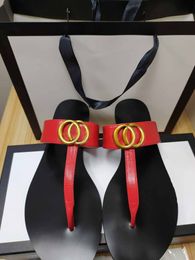 Scarpe moda Casual 2024 Pantofola Flip Ciabatte in pelle Sandali da donna firmati con catena estiva in metallo Genuini