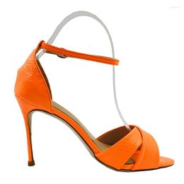 Sandálias 2023 Spring Strap Peep Toe Women Saltos altos Sapatos de couro estampado de cobra estampa