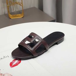 2023 Sapatos planos Holcados Flip Flip Wear Sandals Leather Beauty Leather Slippers Casual Confortável Viagem 35-43