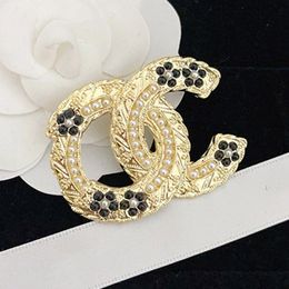 Luxury Letter Designer Brooch Fashion Elegant Brandd Pearl Pins Brooches For Women Wedding Gift Jewellery Accessorie High Quality