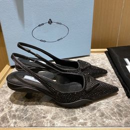 Sandali con strass Décolleté con cinturino in raso di cristallo Sheridan Punta a punta Tacchi grossi a blocco Designer da donna Suola in pelle Scarpe da sera Calzature di fabbrica