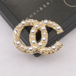 1Famous Design Gold G Brand Luxurys Desinger Brooch Women Rhinestone Pearl Letter Brooches Suit Pin Fashion Jewelry Clothing Decoration High Quality Accessories