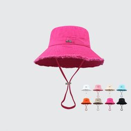 Designer Bucket Hat Wide Brim Hat Men's and Women's Summer Beach Outing Sun Protection Shading Metal Logo Fashion Trend Canvas Rope Storlek Justering 8 Färger Het Style