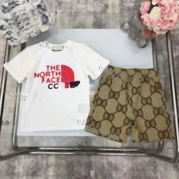 Luxus-Designer-Kleidungssets Kinder T-Shirt weiß mit Monogramm Shorts Mode britische Modemarke Sommer Kinderschätze und Mädchen Baumwolle rosa zweiteilig 23