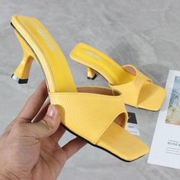 Pantofole sandali a spillo a punta di pausa gialla a tacco alto