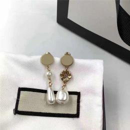 Fashion Flower Pearl Feminino Brincos de pulseira de corrente com caixa de presente 71127a Item