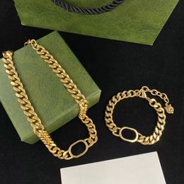 Colar de designer de luxo e pulseira para mulheres pulseiras de letra Gold Chain Gold Chain requintada do presente de festas de aniversário Jóias de aniversário Conjunto