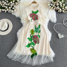Summer retro palace style flare sleeve dress with round neck and sequin stitching for a slim A-line mesh embroidered dress