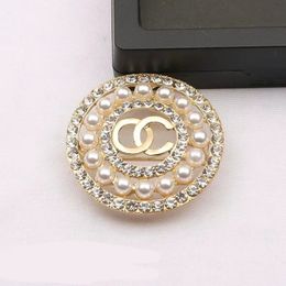 Luxury Designer Brand Brooch Fashion Women Round Pearl Elegant Carved Brooches Suit Pin Jewellery Clothing Decoration Accessories High Quality