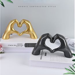 Decorative Objects Figurines Nordic Style Heart Gesture Sculpture Resin Abstract Hand Love Statue Figurines Wedding Home Living Room Desktop Ornaments 230504