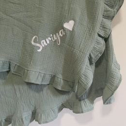 Blankets Swaddling Ruffle Customise Baby Name Personalised Comforter Cotton Infant Swaddle Bath Towel 230506