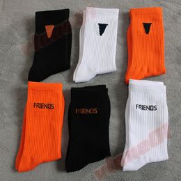 Men Women Stockings Wholesale Cotton Socks Friends Black White Orange Sport Sockings Letter V Print