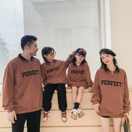 Family Matching Outfits Autumn Ins Brand Korean Version Casual Parent-child Shirt Embroidery Stand-up Collar Sweater Family T-shirt 230506