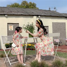 Family Matching Outfits Mom And Daughter Dresses Parent-Child Matching Floral Pattern Dress Korean Summer Women And Baby Girls Clothing Dress Robe 230506