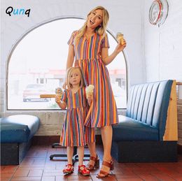 Family Matching Outfits Qunq Spring Summer Parent-Child Dress V Neck Rainbow Stripes Short Sleeve Lovely Dresses Mommy And Daughter Matching Clothes 230506