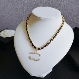 Designer 224 Choker Womens Pendant Necklace Wedding Party Gift New Spring Pearl Love Long Chain High Sense Jewelry Wholesale