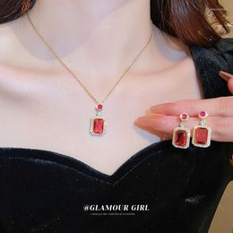 Pendant Necklaces Copper Inlaid Zircon Red Square Necklace Earrings Jewellery Set Fashion High Sense Clavicle Chain Light Luxury