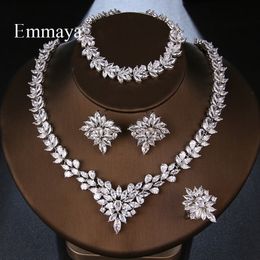 Pendant Necklaces Emmaya Luxury Style Flower Shape Fascinating Design Four piece Set Fashion Necklace For Female Brilliant Jewellery Party Dress up 230506