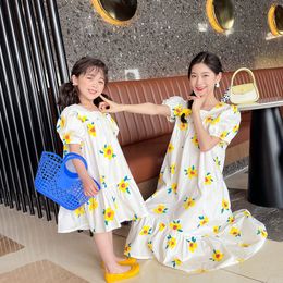 Family Matching Outfits Summer Parent-child Floral Dress Round Neck Short-sleeved Printed Parent-child Dress Mom and Daughter Matching Clothes 230506