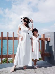 Family Matching Outfits Summer Mom Baby Daughter Dresses Seaside Holiday Dress Backless Long Dress Flying Sleeve Beach Dress Parent-child 230506