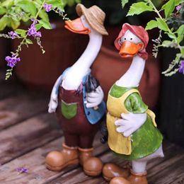 Garden Decorations Couple Duck Statue Resin Ornaments Cartoon Art Animal Sculpture Outdoor Landscape Pond Yard Lawn Decoration 230506