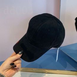 Мужчина B Cap Cap Solid Color Designer Baseball Hat Back Регулируемый размер пряжка