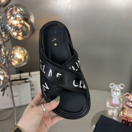 Высшая версия буквы пересекают слово и половину тапочки женская женщина 2023 Новая платформа пляжная обувь мода снаружи одежда