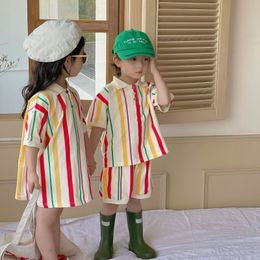 Костюмы костюмы для детей летняя модная полосатая сестринская сестра костюмы выключают футболку с воротником свободные шорты 2pc для девочек платья 230508