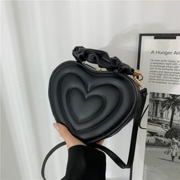 Evening Bags TRAVEASY Summer Fashion Heart-shaped Shoulder Bags for Women PU Leather Female Crossbody Bags Vintage Casual Hand Bags 230508