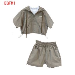 Uppsättningar passar barn barn kläder sommarkläder baby pojke kostym kortärmade falska tvådelar hoodie shorts 2 datorer set med dragstring 230508