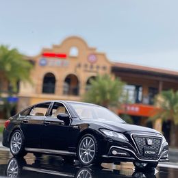 Diecast Model 1 32 CROWN Car Model Sound and light Alloy Die Cast Classic Luxury Favorites Gift Kids Toys 230509