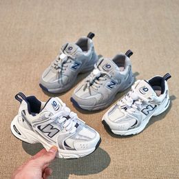 Kızların nefes alabilen spor ayakkabıları yaz yeni erkek çocukları gündelik çocuk anti -slip moda markası baba 530