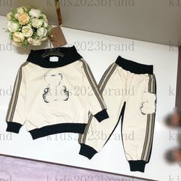 Designer de garotos Conjuntos de capuz com capuz 2023Ss Crianças de ponta com calças com calças compridas Duas peças conjuntos de rastreas de atletismo