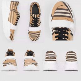Sapatos casuais de designer de qualidade de alta qualidade Treinadores xadrez de couro clássico Berry Stripes Shoe Fashion Trainer For Man Women Bur Color Bar Sneakers 38-45 Q5XZ#