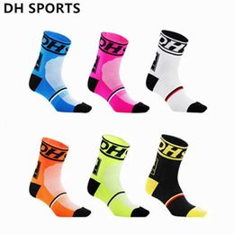 Sports Socks DH Sports New Cycling Socks Top Quality Professional Brand Sport Socks Breathable Bicycle Sock Outdoor Racing P230511