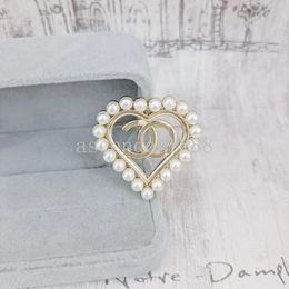 Brand Desinger Brooch Women Heart Shape Pearl Letter Brooches Suit Pin Fashion Gifts Jewellery Accessories