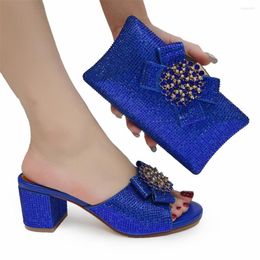 Свадебные туфли для обуви и сумки, набрав последнюю зрелую стиль женские насосы сумки, чтобы соответствовать вечеринке в королевском синем цвете