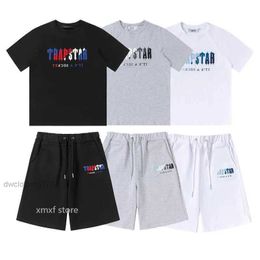 Conjunto de camiseta masculina Trapstar com letras bordadas agasalho manga curta shorts de pelúcia 2023