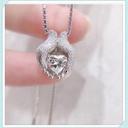 Pendant Necklaces Huitan Creative Design Women's Necklace Hands Holding Love CZ Funny For Wedding Dance Party Fashion 2023 Jewellery