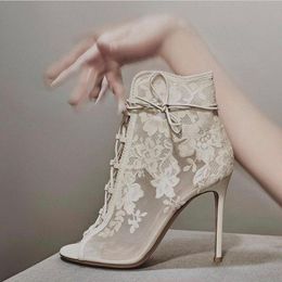 Botas que vendem uma meia de renda branca de flor branca tornozelo de tornozelo de pico de toe de laço de salto alto feminino de sapatos curtos booties de pista