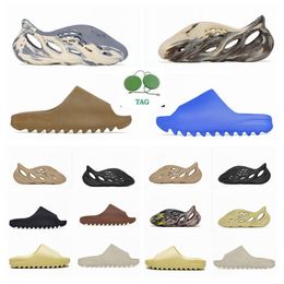 Clássico Designer Slides Chinelos Homens Mulheres Desert Sand Black Bone White Core Brown Chinelos Enfora Azul Laranja Resina Slide Sandálias Cinza Lua Pura Fuligem Sapatos Com Caixa