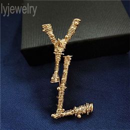 Womens designer brooch small luxury pin cjeweler letter vintage metal styles cute diamond plated silver gold clothing accessories brooches simplicity ZB042 I4