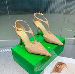 Neue spitze Pumps aus Lackleder mit Absätzen, Knöchel-Stiletto-Sandalen, spitze Spitze für Damen, Luxus-Designer-Kleiderschuh, Abendschuhe mit flachem Boden