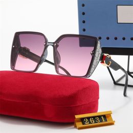 Elegante High-End-Sonnenbrille für Damen mit klassischem Markenbuchstaben-Logo auf der Brille, exquisiter Sonnenblende, Vollrahmen mit Box