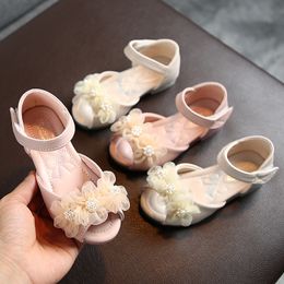Sandálias de verão garotas sandálias planas moda pérola flor garotas princesas sapatos de princesa criança sapatos de bebê saltos planos sandálias 2-8y tamanho 22-31 230515