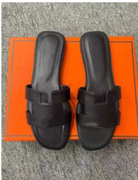 2023 Designers chinelos de designers Sandálias clássicas sapatos de couro genuíno linear lascas de salto laso de praia com pó de pó de pó 34-42