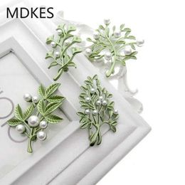Pins Brooches Vintage Women's Alloy Leaf Pearl Series Green Lacquer Corsage Pin Silk Scarf Bule Costume AccessoriesL230315